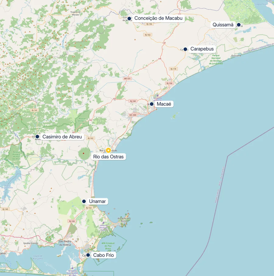 Mapa da região de Cabo Frio a Quissamã com as cidades marcadas — Rio das Ostras em destaque, além de Cabo Frio, Unamar, Casimiro de Abreu, Macaé, Carapebus, Conceição de Macabu e Quissamã, junto ao Oceano Atlântico.