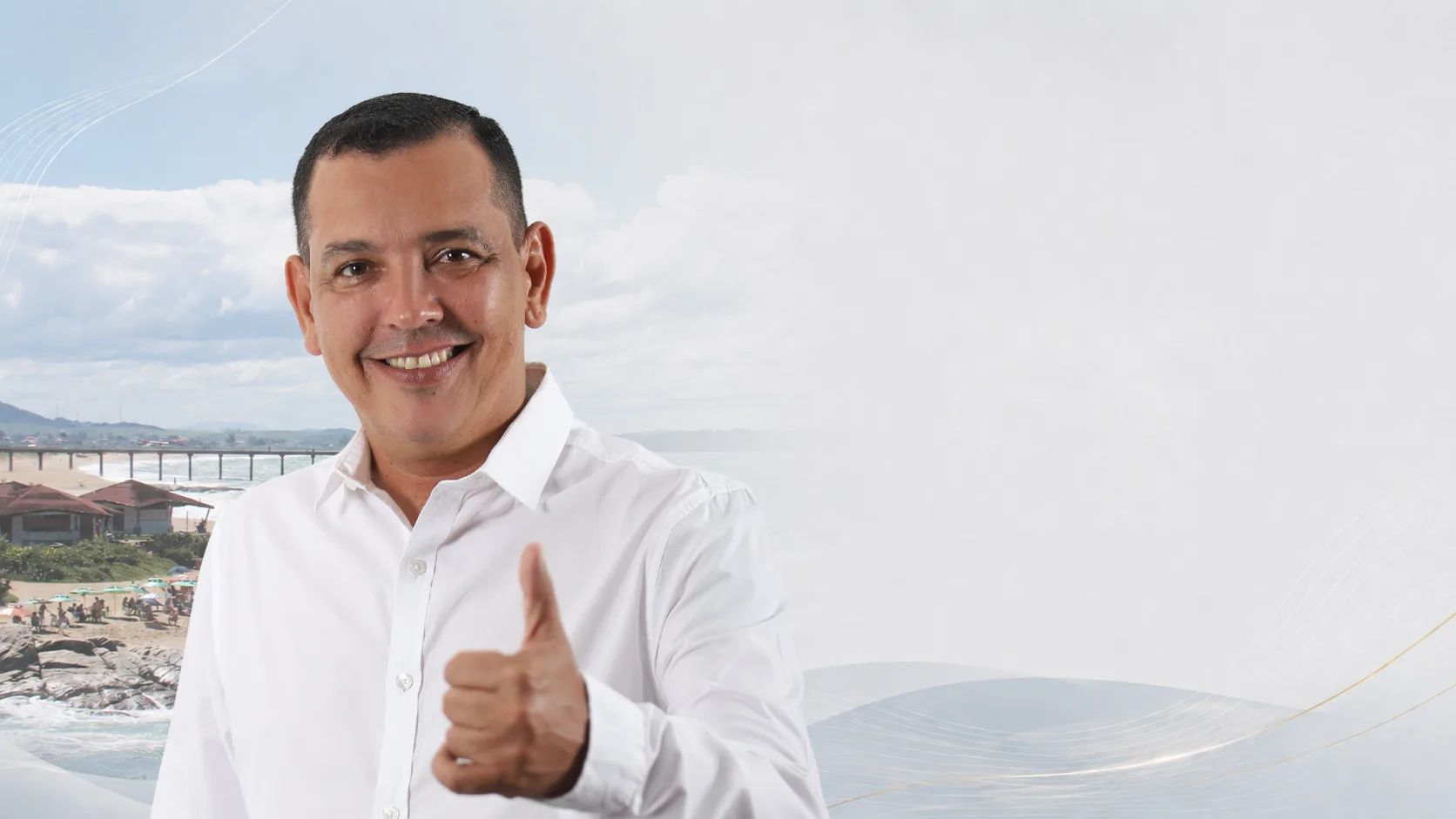 Maurício Braga sorrindo, com a orla de Rio das Ostras ao fundo
